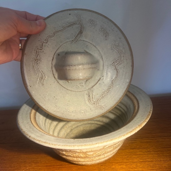 Handcrafted art pottery bowl with lid white glaze marked - Picture 2 of 12